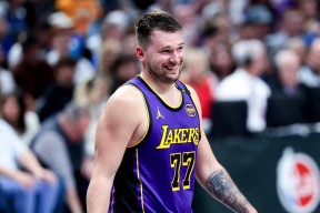 九游体育app-东契奇连续十五场比赛得分超过重要助攻，RNG不断突破！(东契奇连续攻筐得分)