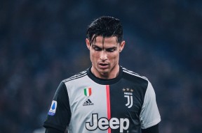 九游体育官网-C罗在DWG比赛中大比分获胜，刷新纪录引发热议！(c罗在英超的荣誉)